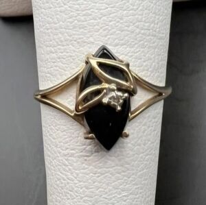 ⭐️Vintage⭐️ Gold, Black Onyx, and DIAMOND Marquise Ring SZ 6-6.5 EUC